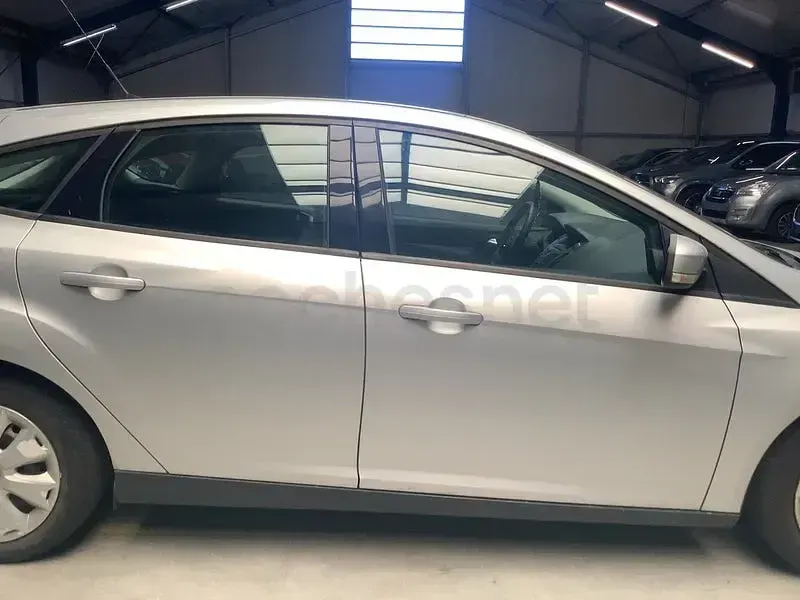 Usado Ford Focus Trend 95 CV (69 kW) 2012 Gris / plata Berlina