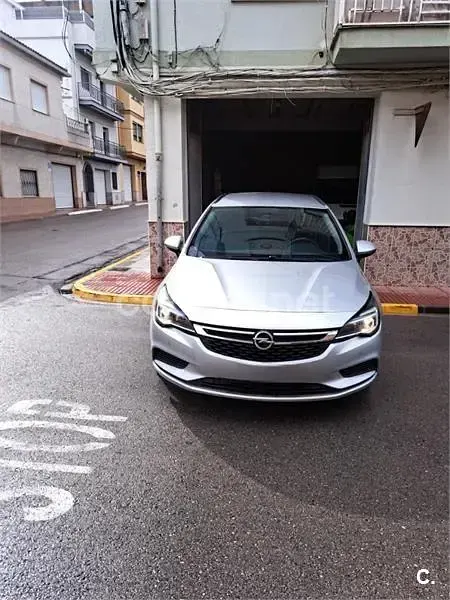 Usado Opel Astra Dynamic 110 CV (80 kW) 2019 Gris / plata Familiar