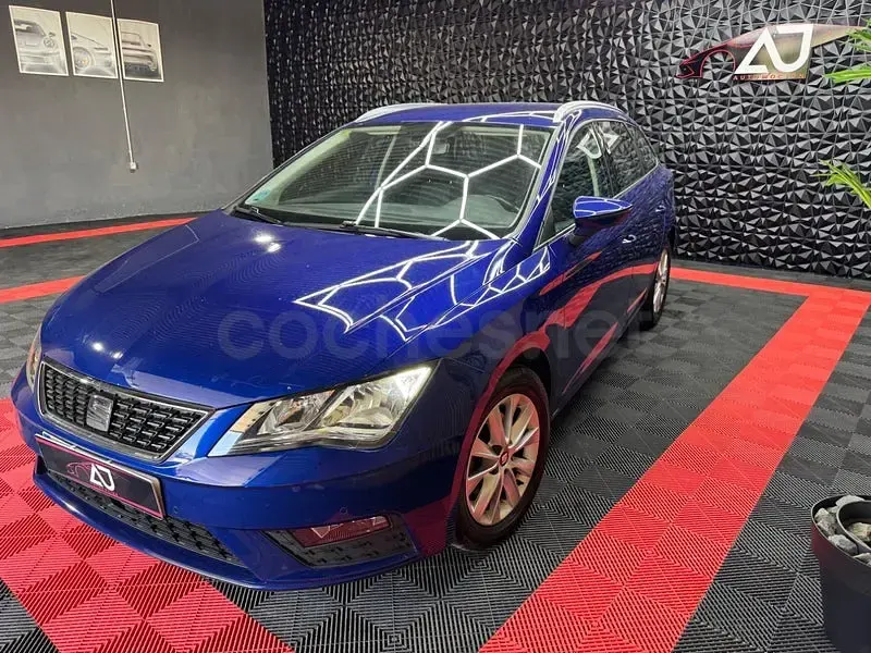 Usado Seat Leon Style 115 CV (84 kW) 2020 Azul Familiar