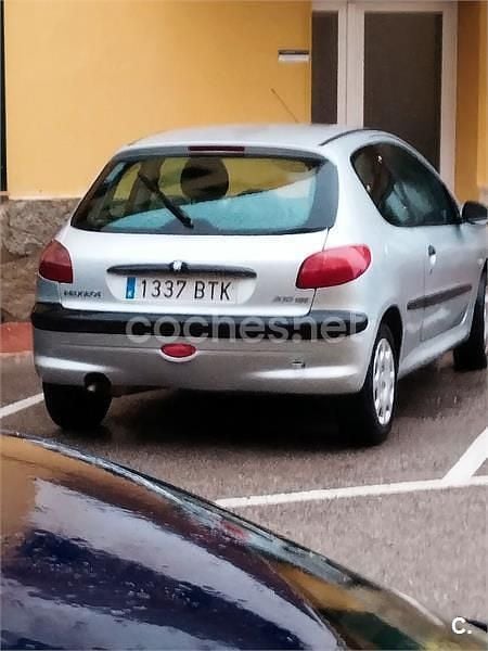 Usado Peugeot 206 70 CV (51 kW) 2002 Gris / plata Berlina