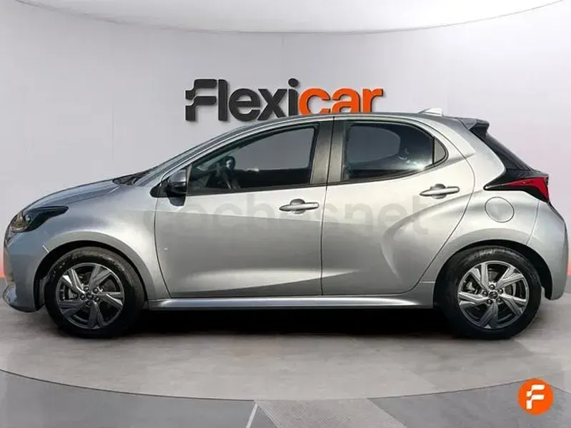 Usado Toyota Yaris Hybrid Active 116 CV (85 kW) 2025 Gris / plata Berlina
