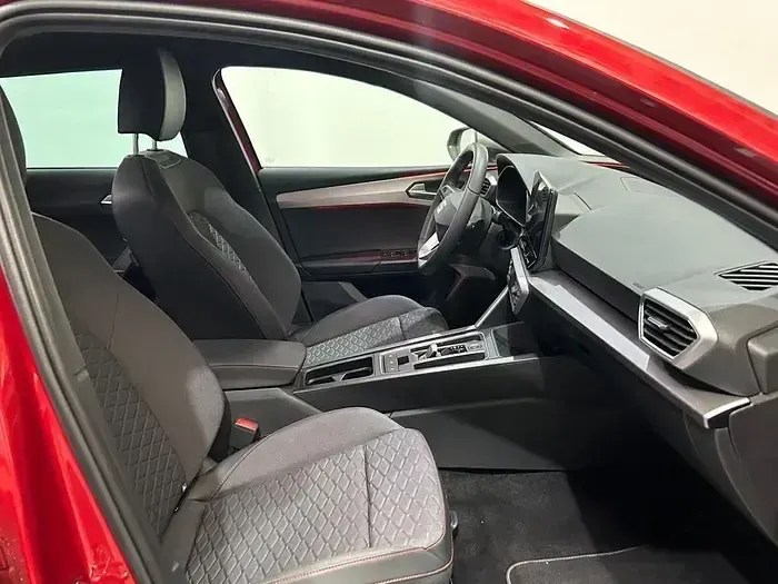 Usado Seat Leon FR 150 CV (110 kW) 2024 Rojo Familiar