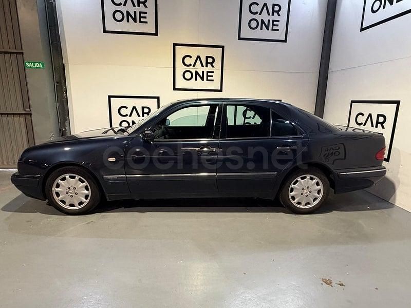 Usado Mercedes E320 Elegance 220 CV (161 kW) 1997 Azul Berlina