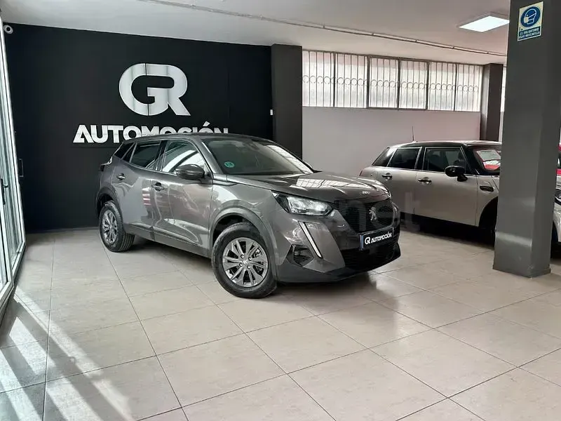Usado Peugeot 2008 Active 100 CV (73 kW) 2020 Gris / plata SUV
