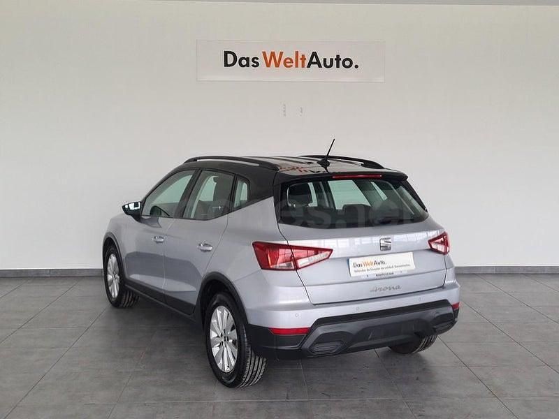 Usado Seat Arona Style 110 CV (80 kW) 2024 Gris plata SUV