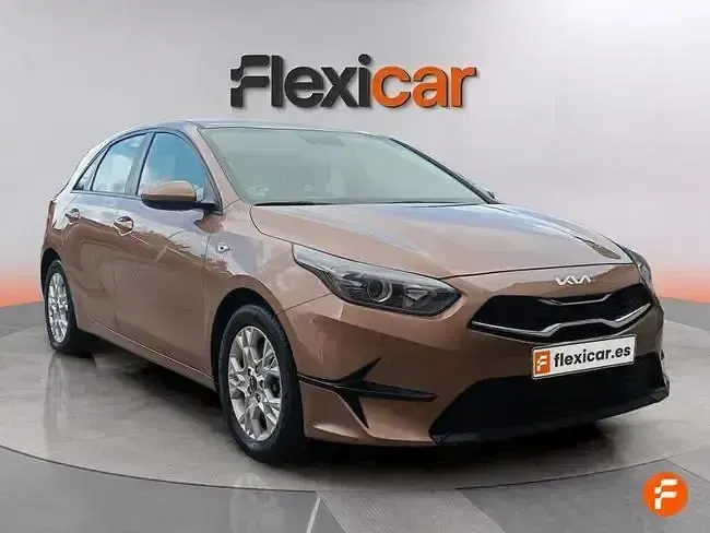 Usado Kia Ceed 100 CV (73 kW) 2023 Beige Utilitario