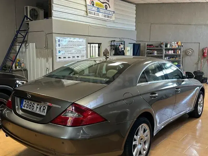 Usado Mercedes CLS320 224 CV (164 kW) 2007 Gris / plata Coupe