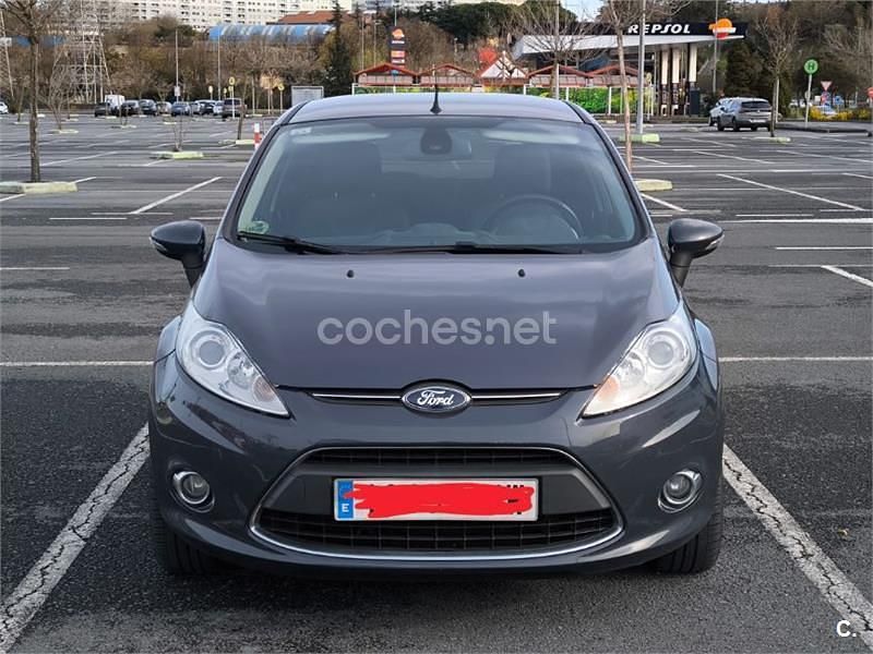 Usado Ford Fiesta Titanium 95 HP (69 kW) 2012 Cinzento Citadino