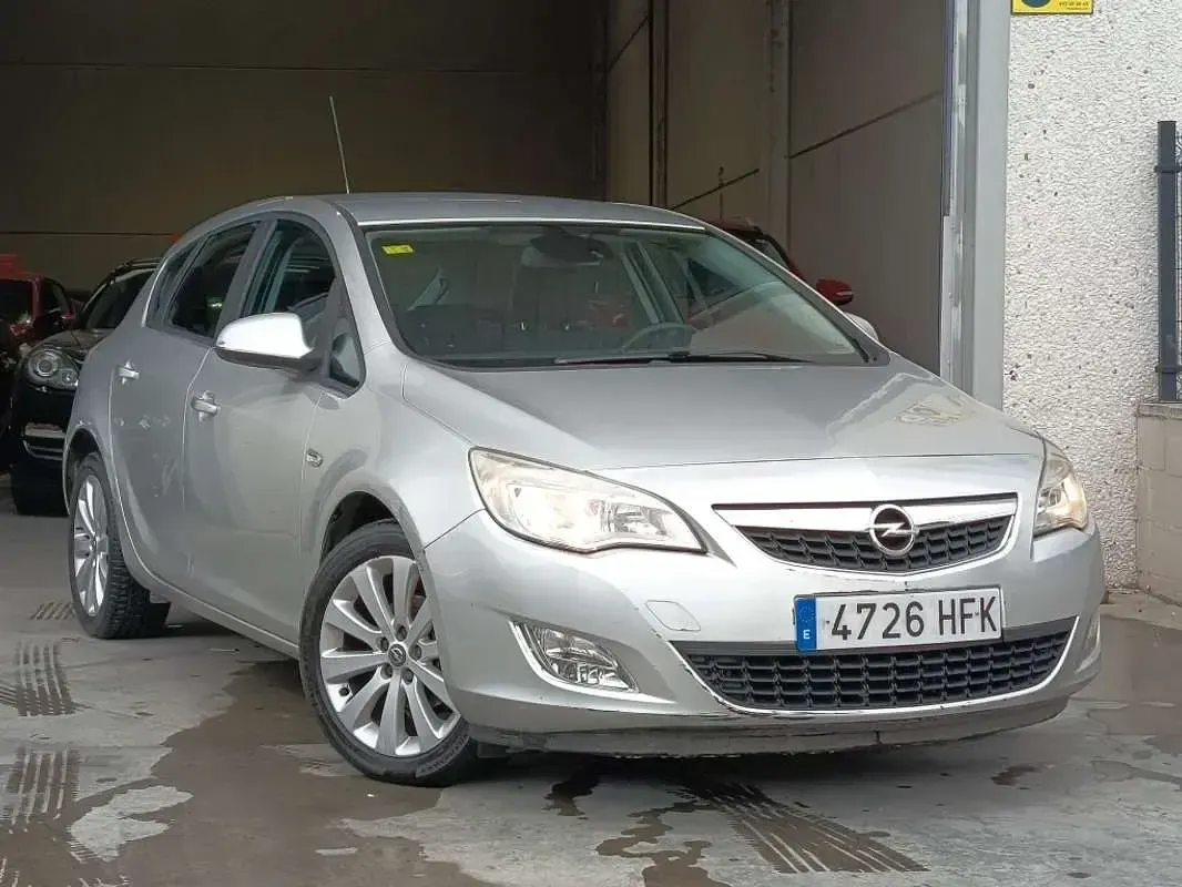 Usado Opel Astra Enjoy 116 CV (85 kW) 2011 Gris Utilitario