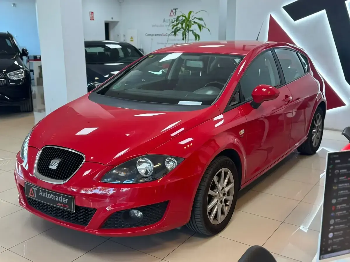 Begagnad Seat Leon Reference 125 HK (91 kW) 2010 Röd Halvkombi