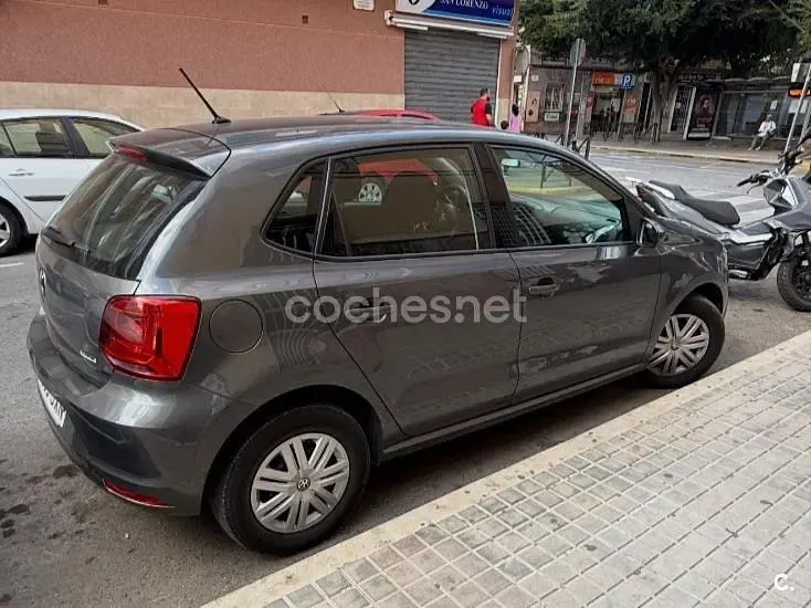 Usado VW Polo Advance 75 CV (55 kW) 2017 Gris / plata Berlina