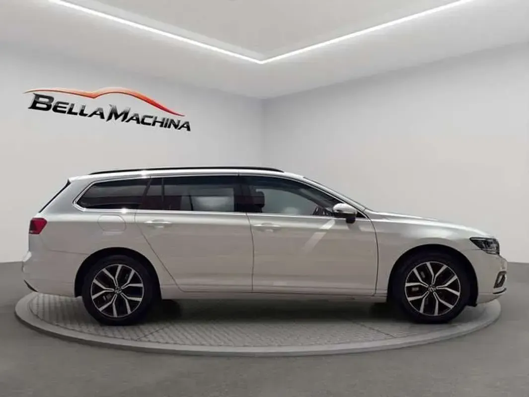 Usado VW Passat Executive 150 CV (110 kW) 2022 Blanco Familiar