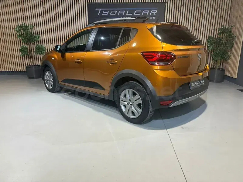Usado Dacia Sandero Comfort 90 CV (66 kW) 2021 Naranja Berlina