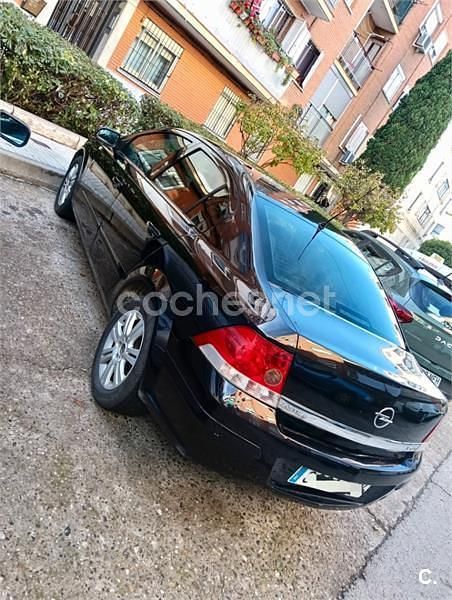 Usado Opel Astra Edition 110 CV (80 kW) 2009 Negro Berlina