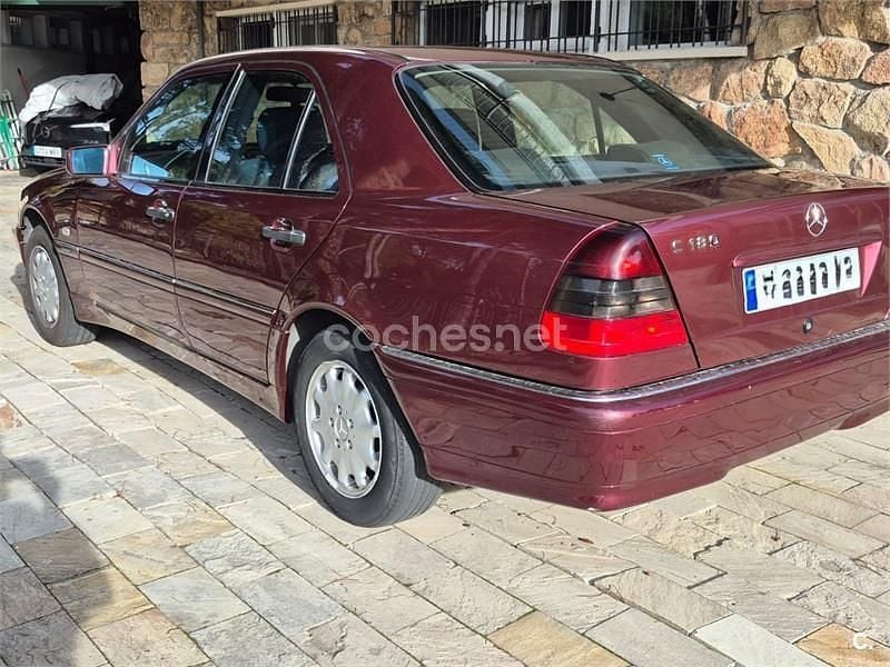 Usado Mercedes C180 Elegance 122 CV (89 kW) 1997 Granate Berlina