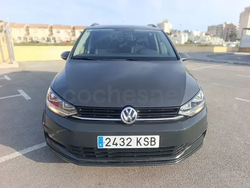 Usado VW Touran Business 115 CV (84 kW) 2018 Gris / plata Monovolumen
