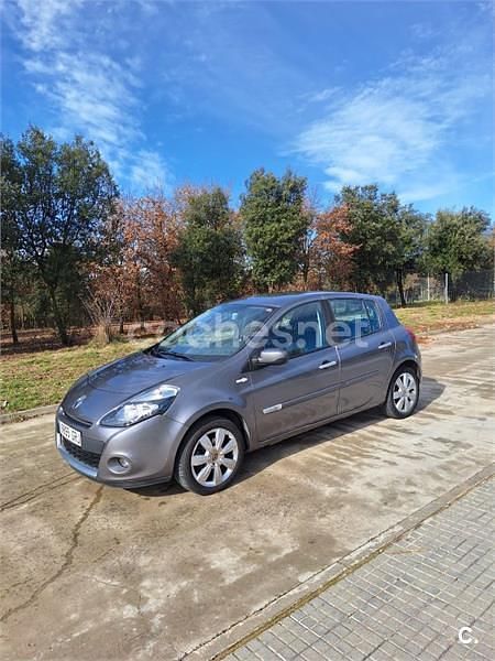 Usado Renault Clio II 100 CV (73 kW) 2009 Gris / plata Berlina