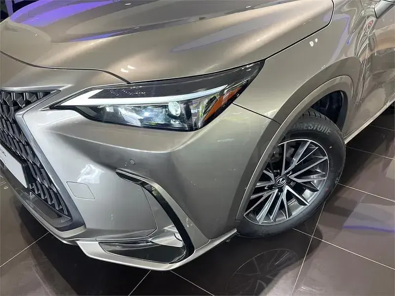 Usado Lexus NX350h Executive Line 242 CV (177 kW) 2022 Gris / plata SUV
