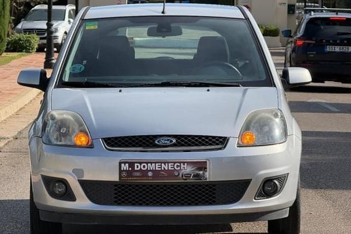 Usado Ford Fiesta Ghia 80 CV (58 kW) 2006 Gris Utilitario