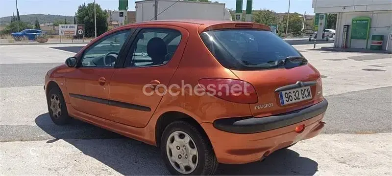 Usado Peugeot 206 75 CV (55 kW) 2001 Naranja Berlina