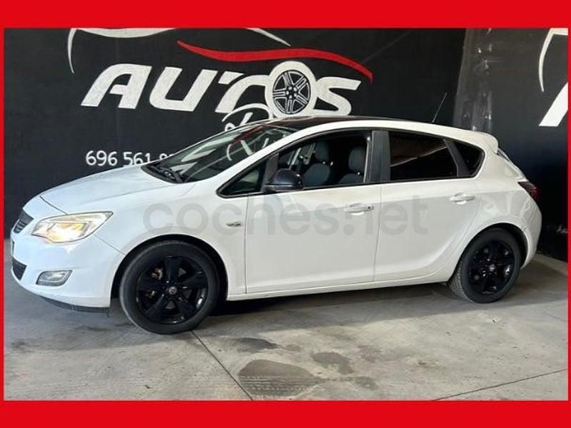 Usado Opel Astra Enjoy 110 CV (80 kW) 2010 Blanco Berlina