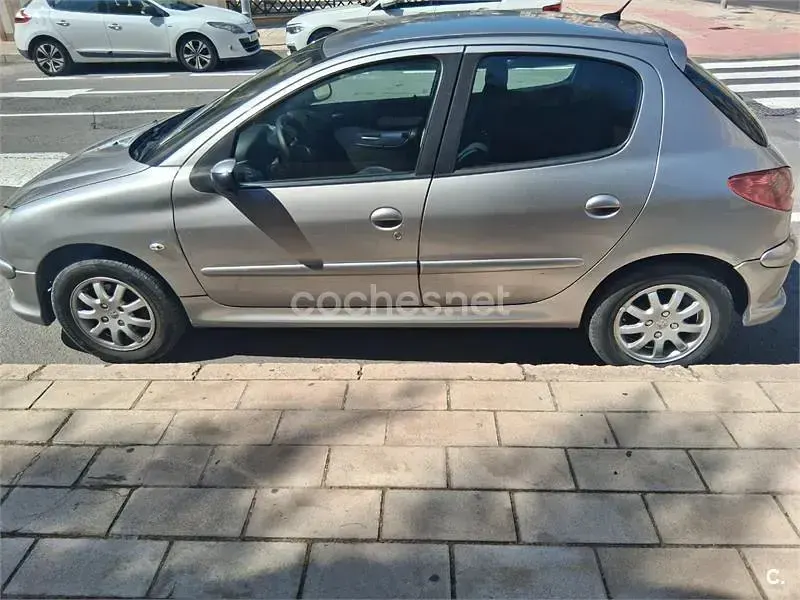 Usado Peugeot 206 90 CV (66 kW) 2005 Gris / plata Berlina
