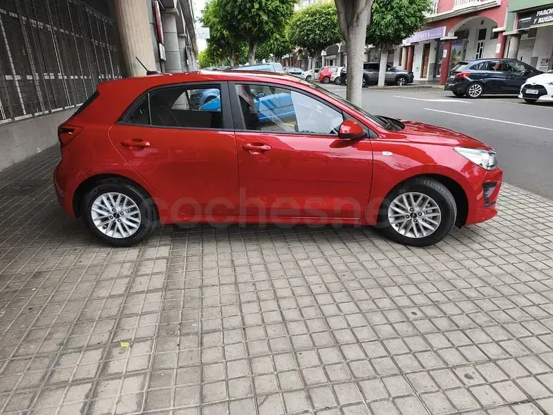 Usado Kia Rio 84 CV (61 kW) 2022 Granate Berlina