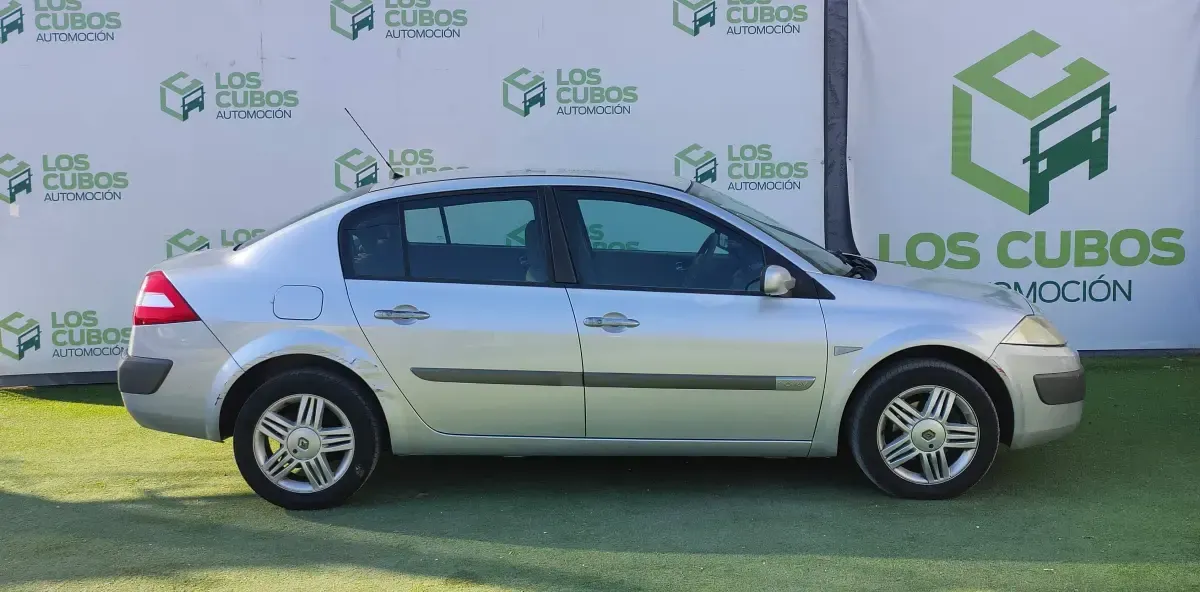 Usado Renault Mégane Dynamique 115 CV (84 kW) 2004 Gris Berlina