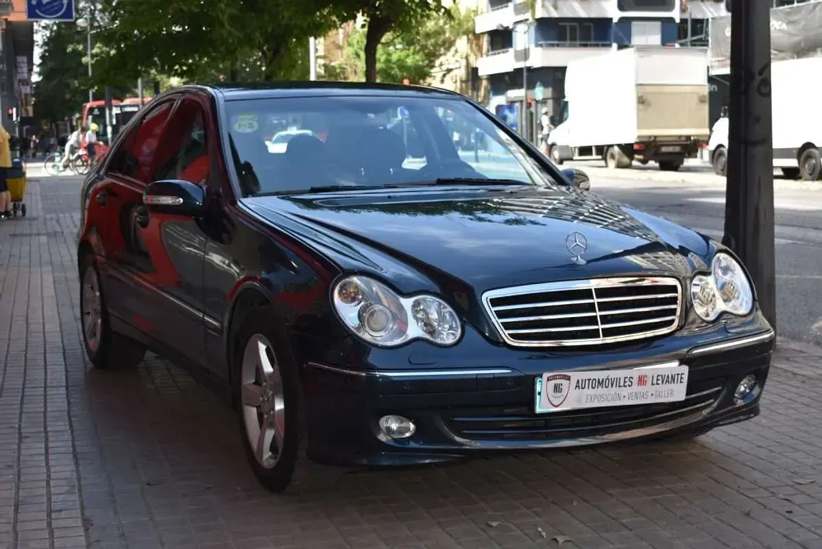 Usado Mercedes C180 Elegance 143 CV (105 kW) 2005 Azul Berlina