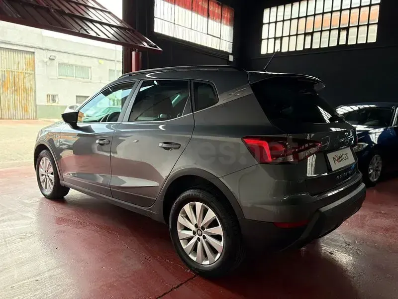 Usado Seat Arona Ecomotive 95 CV (69 kW) 2018 Gris / plata SUV