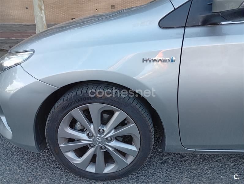 Usado Toyota Auris Hybrid Advance 136 CV (100 kW) 2014 Gris / plata Familiar