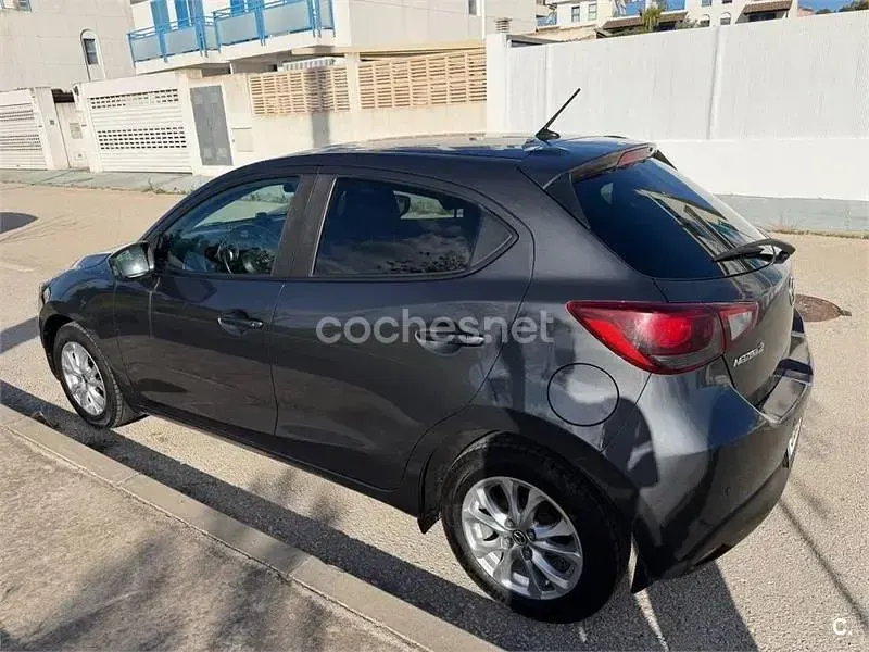 Usado Mazda 2 Style 90 CV (66 kW) 2017 Negro Berlina