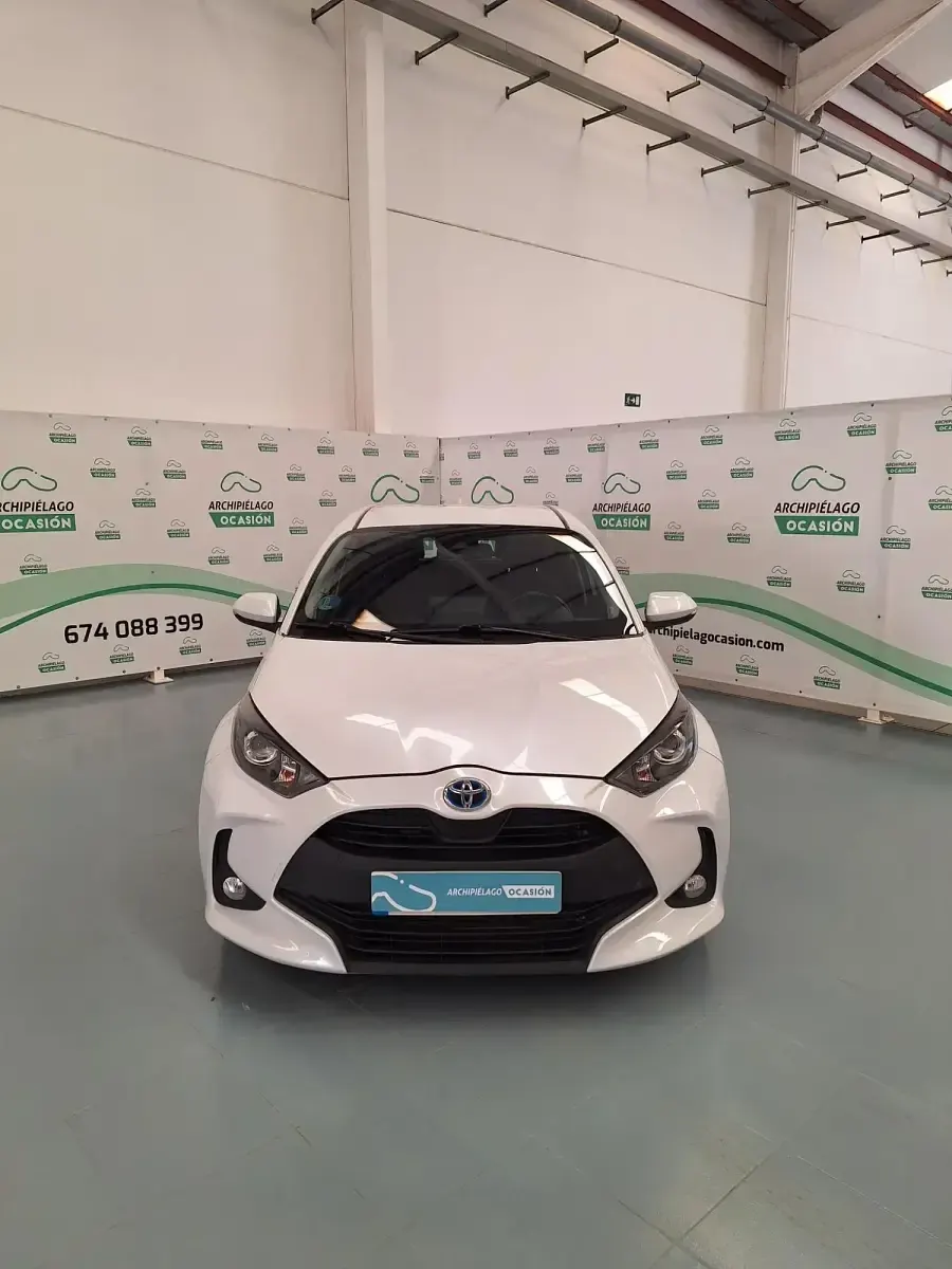 Używany Toyota Yaris Hybrid Edition 116 KM (85 kW) 2021 Biały Sedan/Limuzyna