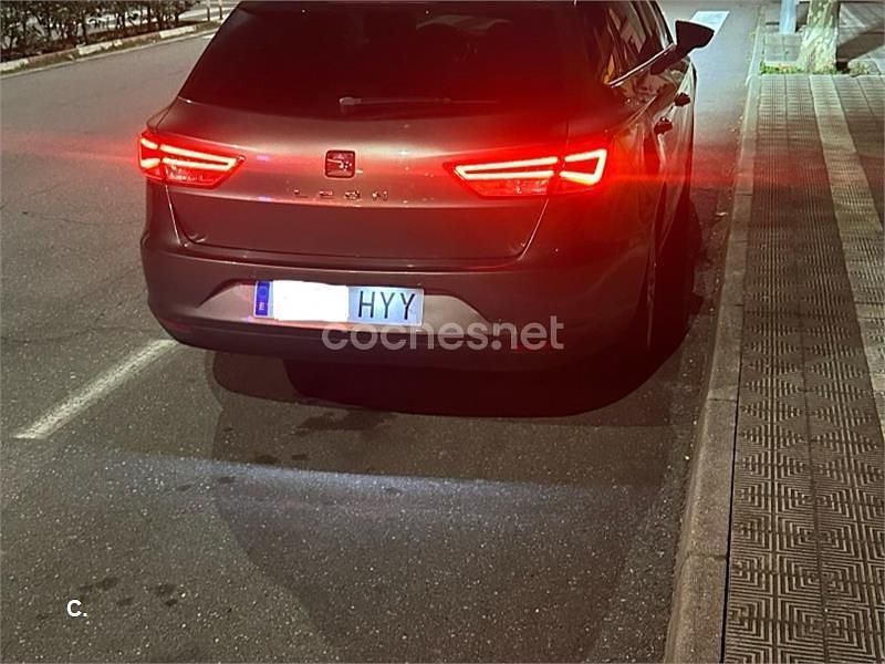 Usado Seat Leon Style 105 CV (77 kW) 2014 Gris / plata Familiar