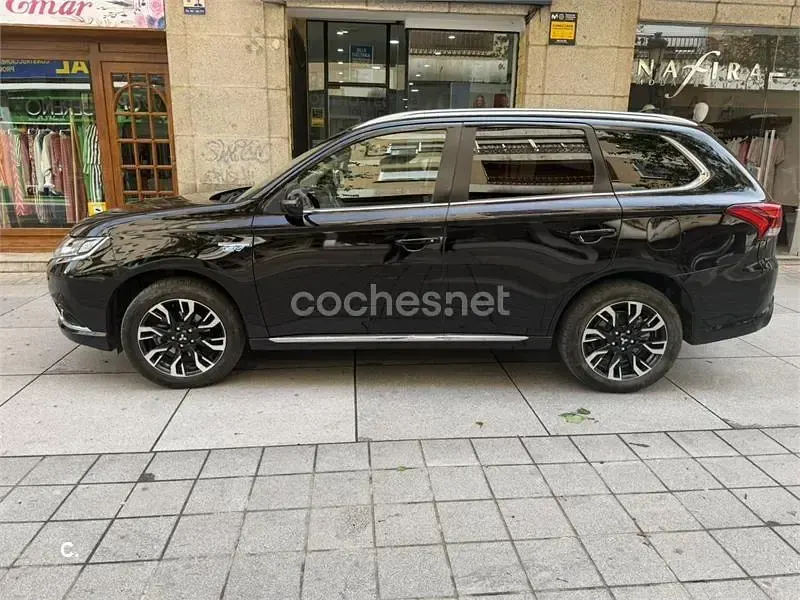 Usado Mitsubishi Outlander P-HEV 203 CV (149 kW) 2018 Negro SUV