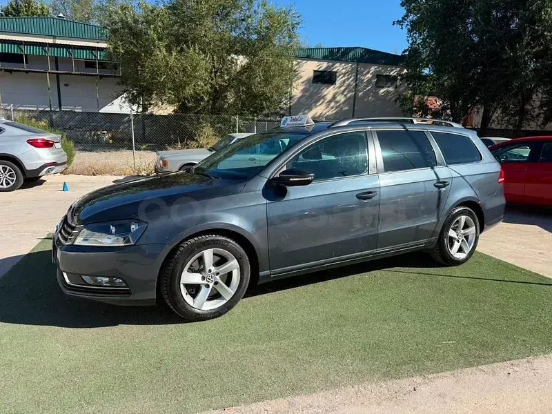 Usado VW Passat Advance 105 CV (77 kW) 2011 Gris / plata Familiar