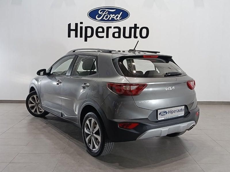 Usado Kia Stonic 84 CV (61 kW) 2024 Gris / plata SUV