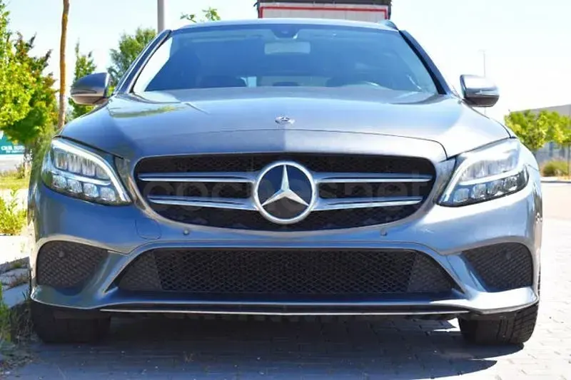 Usado Mercedes C200 160 CV (117 kW) 2020 Gris / plata Familiar