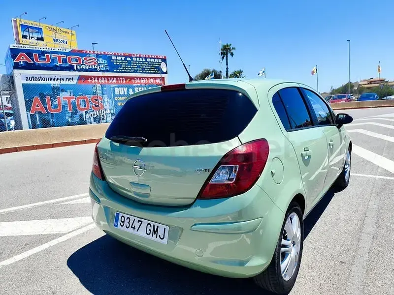Usado Opel Corsa 90 CV (66 kW) 2009 Verde Utilitario
