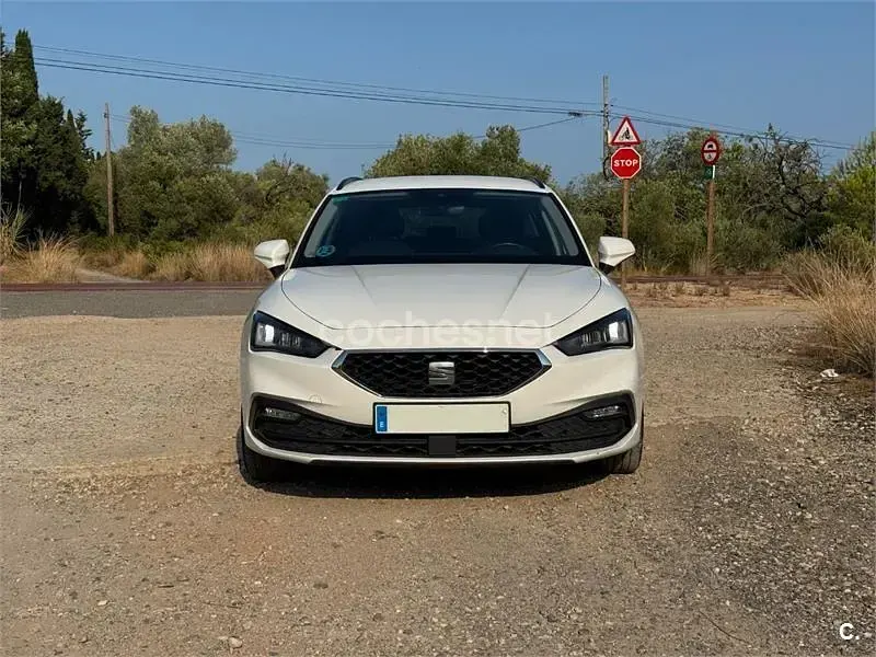 Usado Seat Leon Style 150 CV (110 kW) 2022 Blanco Familiar