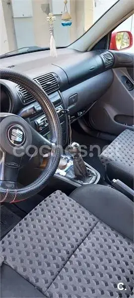 Usado Seat Leon Sport 110 CV (80 kW) 2000 Rojo Utilitario