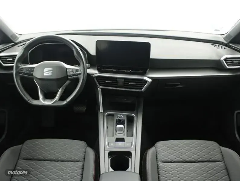 Usado Seat Leon FR 150 CV (110 kW) 2024 Plateado Berlina
