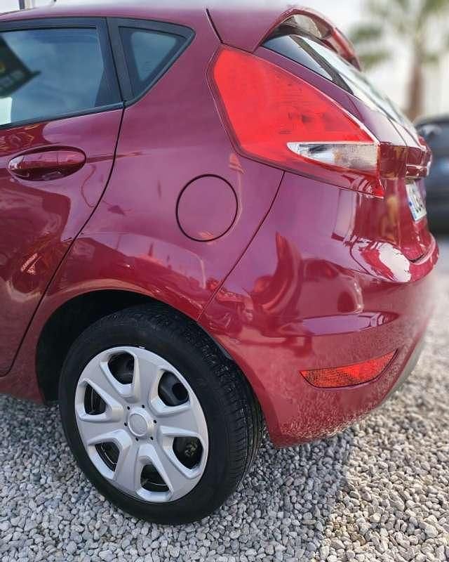 Usado Ford Fiesta Trend 82 CV (60 kW) 2011 Burdeos Utilitario