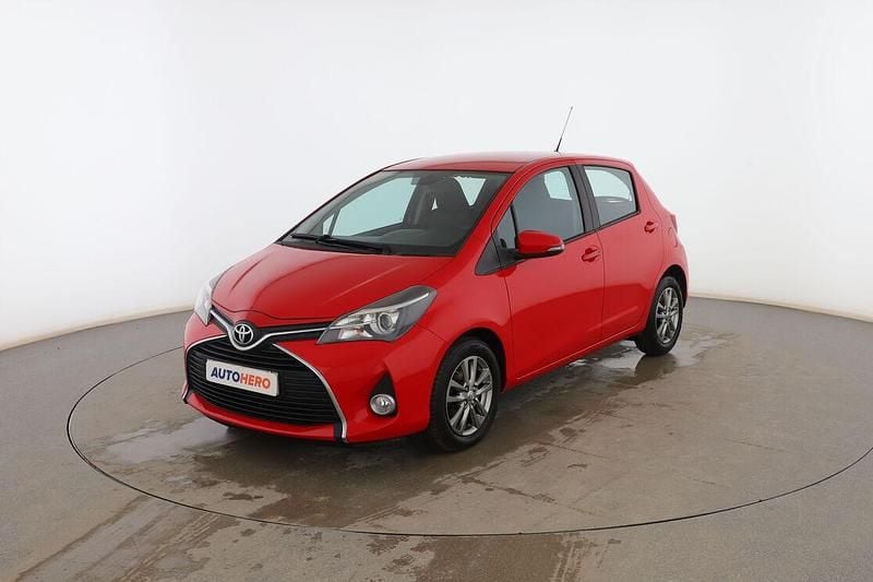 Usado Toyota Yaris Connect Style 90 CV (66 kW) 2014 Rojo Berlina