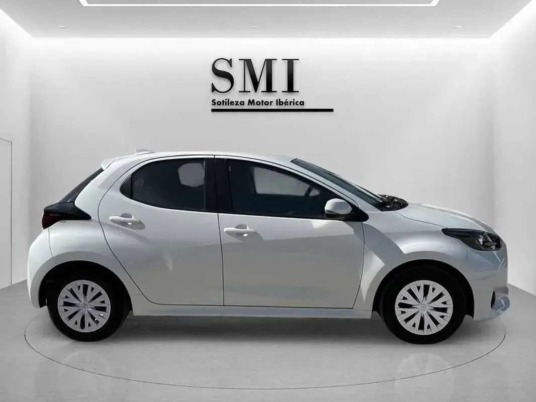 Usado Toyota Yaris Business Edition 69 CV (50 kW) 2022 Blanco Utilitario