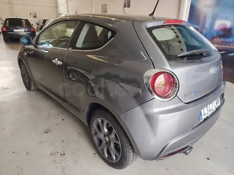 Usado Alfa Romeo MiTo Distinctive 90 CV (66 kW) 2010 Gris / plata Utilitario