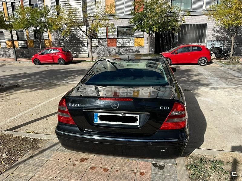 Usado Mercedes E220 Elegance 150 CV (110 kW) 2004 Negro Berlina