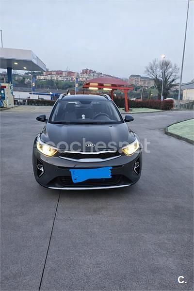 Usado Kia Stonic 100 CV (73 kW) 2021 Gris / plata SUV