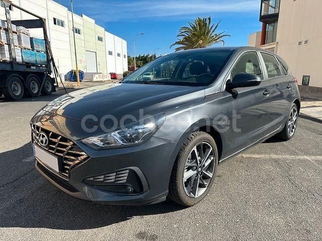 Usado Hyundai i30 110 CV (80 kW) 2021 Gris / plata Berlina