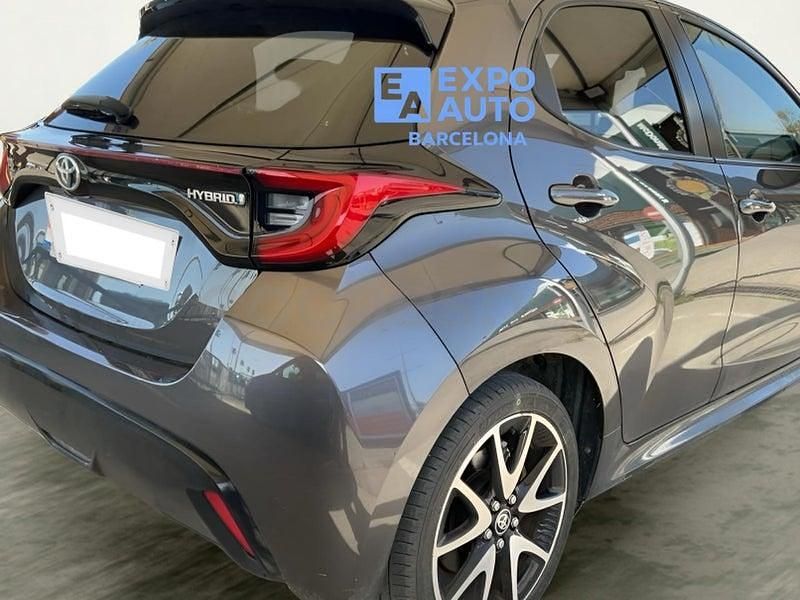 Usado Toyota Yaris Hybrid Plus 116 CV (85 kW) 2021 Gris / plata Berlina